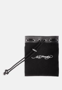 Zwarte canvas trekkoordpouch met een faux leren bovenkant, voorzien van metalen oogjes en het witte 'Ed Hardy' logo aan de voorkant.
