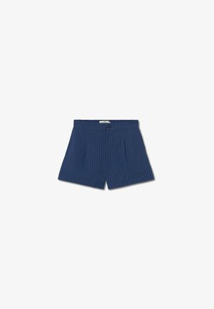 Marineblauwe shorts met verticale ribstructuur, voorzien van een tailleband, knoopsluiting en twee voorkleppen. Eenvoudig en gestructureerd ontwerp.