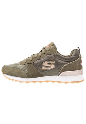 Baskette Skechers vert olive avec des panneaux en suédé et mesh, logo "S" beige, semelle intermédiaire blanche et semelle extérieure en gomme.