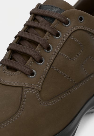 Rudi odiniai batai su kontrastingomis siūlėmis, apvaliais raišteliais ir metaliniais lankeliais. Yra tekstūruota paviršiaus struktūra ir švelnus lenkimas šonuose.