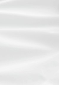 Material alb cu o textură netedă și lucioasă și un aspect ușor șifonat, reflectând lumina delicat.