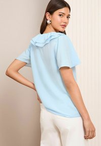 Friends Like These REGULAR FIT - SHORT SLEEVE RUFFLE BOW FRONT  - Blúzka - blue