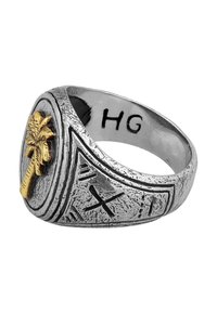 Silverring med strukturerad yta, graverade mönster och en gyllene palmträdaccent. Graverad med "HG" på den inre banden.