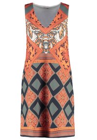 Robe avec un col en V, motifs vibrants orange, bleu et vert, comportant un motif géométrique en forme de losange et des détails floraux complexes.