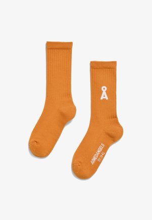 Orangene Baumwollcrew-Socken mit geripptem Muster, die weiße Logo- und Textakzente am Bund und an der Sohle aufweisen.