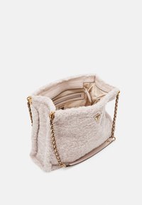 Borsa a tracolla in pelliccia rosa con superficie texturizzata, manico a catena dorata e interno beige. Presenta una tasca con zip e un dettaglio del logo su un lato.