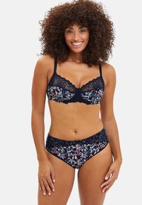 Navy blauwe lingerieset met bloemmotief; kantdetails op de bh-cups, verstelbare bandjes en bijpassende high-waisted slip.