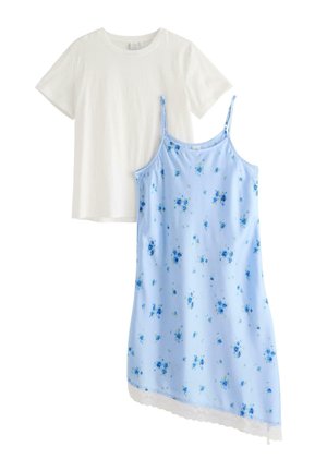 Hvid T-shirt med korte ærmer kombineret med en lyseblå blomsterprint slip kjole med tynde stropper og blonderkant ved kanten.