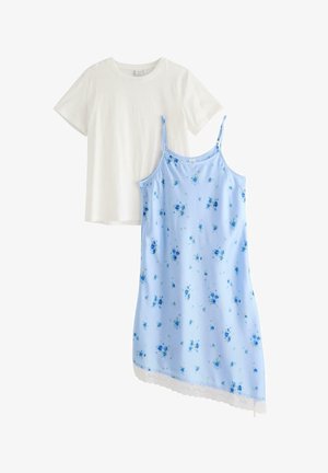 Hvid T-shirt med korte ærmer kombineret med en lyseblå blomsterprint slip kjole med tynde stropper og blonderkant ved kanten.