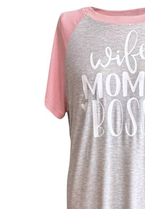T-shirt gris et rose avec le texte "wife mom boss" en blanc, manches raglan courtes roses, en tissu doux avec une texture chinée.