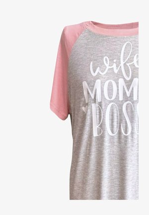 Camiseta gris y rosa con el texto "esposa mamá jefa" en blanco, mangas cortas raglán rosas, tela suave con una textura jaspeada.