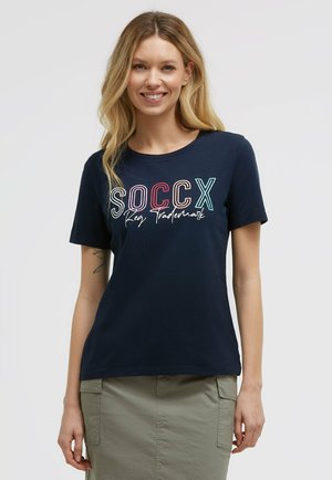 Soccx, SOCCX BASIC LOGO T-SHIRT MIT RUNDHALSAUSSCHNITT - Print T-shirt - blue navy