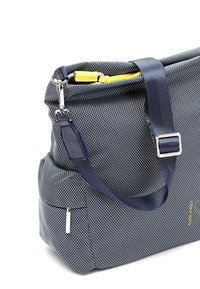Borsa in tessuto testurizzato blu navy con una cerniera prominente, dettagli gialli, tracolla regolabile e particolari in metallo argentato sul lato.
