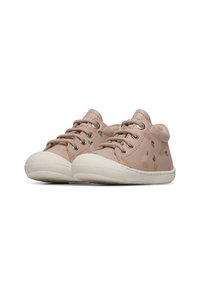 Sneaker high-top in tela rosa con motivo floreale, chiusura con lacci e suola in gomma bianca. Presenta occhielli metalizzati e punta testurizzata.