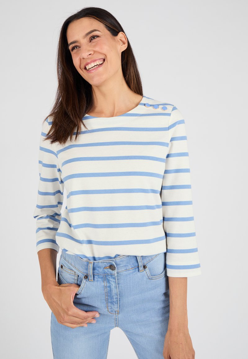 Camicia a maniche lunghe a righe in crema chiaro con righe orizzontali blu, caratterizzata da un collo rotondo e tre bottoni decorativi sulla spalla.