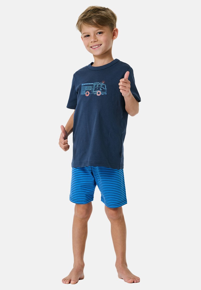 Granatowy T-shirt z grafiką wozu strażackiego, w zestawie z niebieskimi szortami w paski. Luźny krój, miękka tkanina, brak widocznych metek i elementów metalowych.