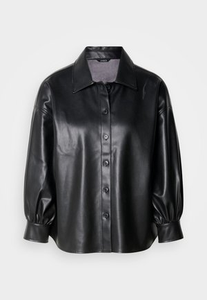 Zwart leren shirtjack met een kraag, knoopsluiting en ballonsleeves. Gladde textuur en op maat gemaakte pasvorm.
