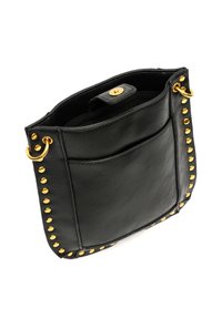 Borsa a tracolla in ecopelle nera con borchie dorate lungo i bordi, caratterizzata da una tasca frontale e una chiusura a scatto dorata nella parte superiore. Design compatto e strutturato.