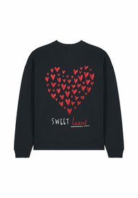 Sweat-shirt noir avec un grand cœur rouge composé de petits cœurs. Texte imprimé disant "SWEET heart" en blanc et rouge. Tissu doux.