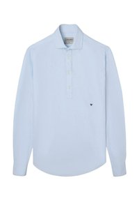 Camisa polo de manga larga en azul claro con cuello, tres botones y un logo negro bordado en el lado izquierdo. Textura suave.