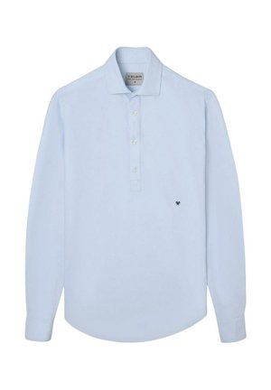 Camisa polo de manga larga en azul claro con cuello, tres botones y un logo negro bordado en el lado izquierdo. Textura suave.