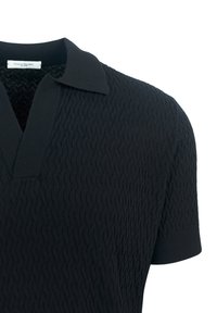 Polo nero con un motivo testurizzato, caratterizzato da un colletto standard e maniche corte. Il materiale ha una leggera elasticità e dettagli a coste.