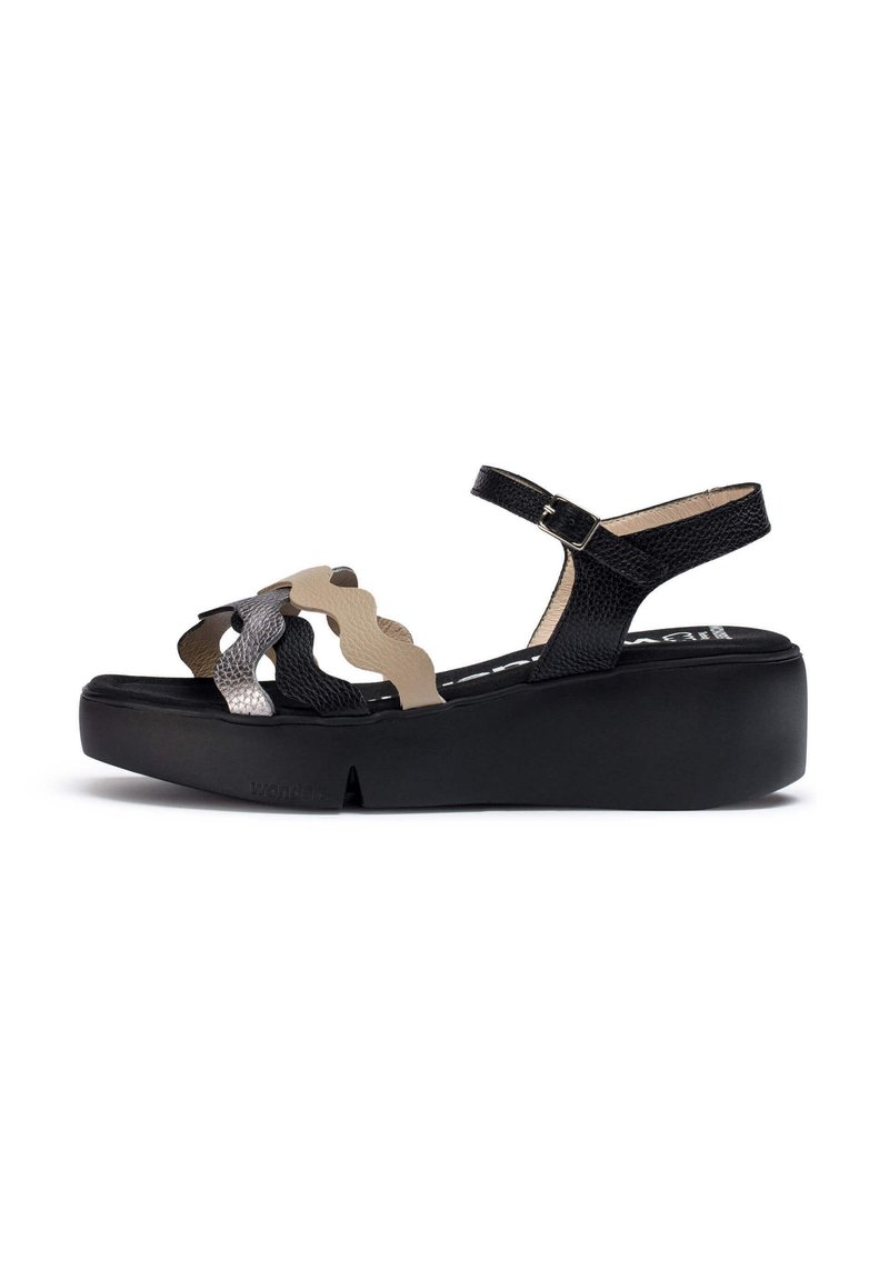 Sandalias de plataforma negras con un diseño de tira texturizada, que presenta acentos beige con bordes ondulados y una correa en el tobillo ajustable.