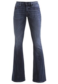 Jean bootcut bleu foncé avec un léger délavé sur les cuisses, style classique à cinq poches, fermeture à bouton et à glissière, présenté sur fond blanc.