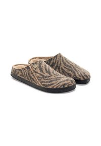 Zuecos de fieltro con un estampado de leopardo en tonos de marrón y negro, que cuentan con un interior suave y una suela exterior de goma texturizada.
