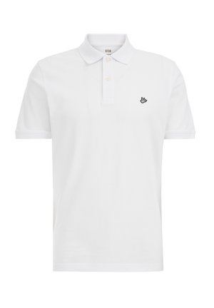 Balta polo krekls iz kokvilnas, ar klasisku apkakli, trīs pogu aizdari un mazu melnu izšūtu logotipu uz krūts.