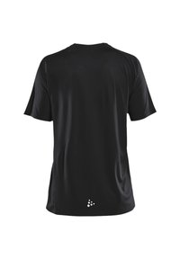 Camiseta negra de manga corta hecha de una tela ligera y suave. Presenta un cuello redondo y un pequeño detalle de logo cerca del dobladillo.