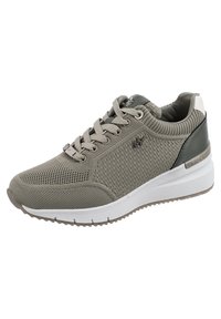 Sneaker grigio in rete con parte superiore testurizzata, punta rotonda e suola bianca. Presenta una chiusura con lacci tonali e dettagli in pelle verde.