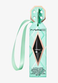 MAC-produkt vist i en mintgrønn eske med en diamantformet utskjæring, som inneholder en svart leppglans og et lys grønt bånd.