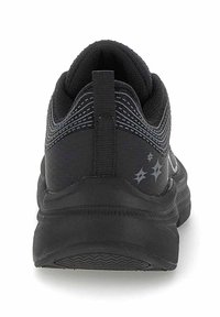 Scarpa sportiva nera con tallone rinforzato, tessuto testurizzato e suola a motivo. Dettagli includono elementi riflettenti sul retro.