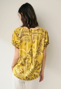 Next GATHERED SHORT SLEEVE TEXTURED BOXY REGULAR FIT - T-shirts print - ochre yellow leaf