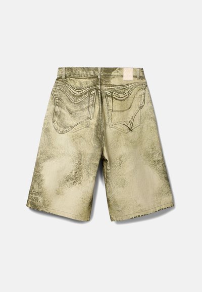 Khaki denim shorts met een textuurafwerking, voorzien van twee achterzakken en een ruwe zoom. Een leren label is op de tailleband gestikt.