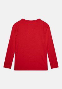 Rød langermet T-skjorte laget av glatt stoff. Har rund hals og ensfarget bakside uten ekstra detaljer eller mønstre.