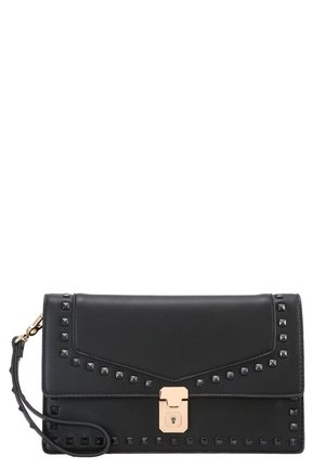 Pochette rectangulaire noire avec bracelet-poignet, fermoir doré et clous carrés noirs le long des bords et du rabat.
