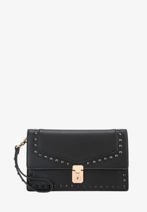 Pochette rectangulaire noire avec bracelet-poignet, fermoir doré et clous carrés noirs le long des bords et du rabat.
