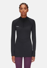 Maglietta nera a maniche lunghe con colletto alto, caratterizzata da una zip a un quarto e un design testurizzato. Logo del marchio visibile sul petto.