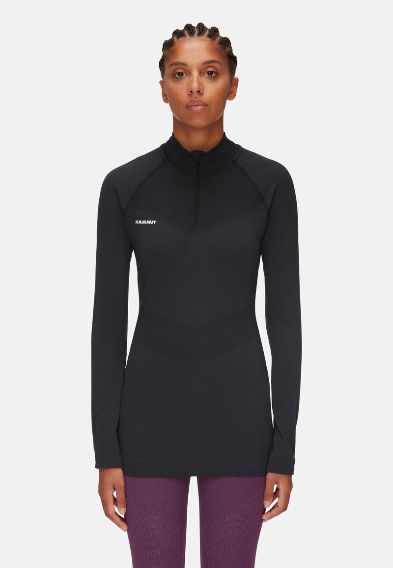 Maglietta nera a maniche lunghe con colletto alto, caratterizzata da una zip a un quarto e un design testurizzato. Logo del marchio visibile sul petto.