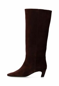 Bottines en suédine marron, montantes jusqu'au genou, avec un bout pointu et un petit talon effilé. Texture lisse sans motifs ou accents visibles.
