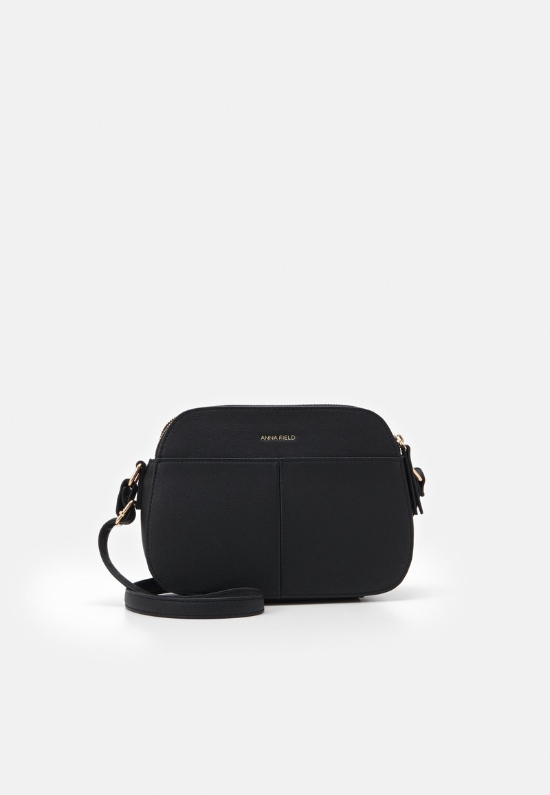 Czarna torebka na ramię wykonana z teksturowanego materiału, z zamkiem błyskawicznym, złotymi ozdobami i odpinanym paskiem na ramię.