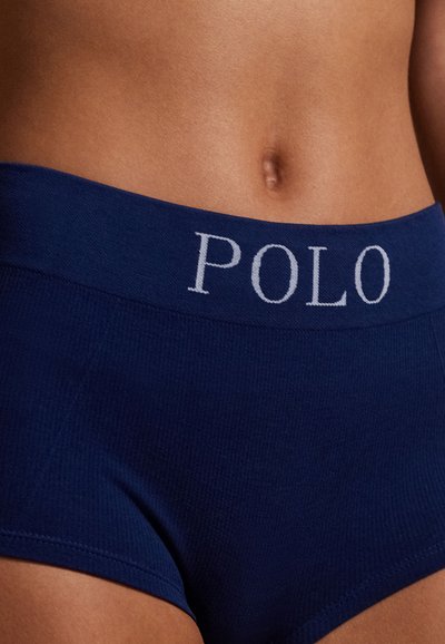 Pantaloncini di cotone blu navy con una finitura testurizzata e una vita con la scritta "POLO" ricamata in color chiaro.