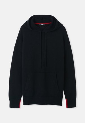 Sweat à capuche en maille noire avec poche avant et cordons, présentant un col intérieur rouge et des accents rouges sur les poignets des manches.