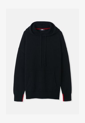 Sweat à capuche en maille noire avec poche avant et cordons, présentant un col intérieur rouge et des accents rouges sur les poignets des manches.