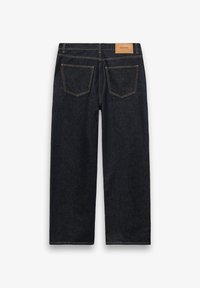 Σκούρο μπλε τζιν με ίσια πόδια, δύο πίσω τσέπες, θηλιές για ζώνη και ταμπά δερμάτινο σήμα της μάρκας στη μέση.