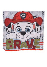 Coussin sur le thème des chiens représentant un chiot en dessin animé avec un chapeau de pompier rouge, des yeux bleus, des taches noires, et le mot "BRAVE" en jaune et rouge texturé.