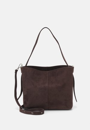 Sac d'épaule en daim marron foncé avec une anse supérieure et une longue bandoulière ajustable et détachable, présenté sur un fond blanc.