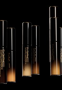 Los correctores MAC Studio Radiance, en tubos cilíndricos con acentos en negro y dorado, presentan tonos degradados que van de claro a oscuro.